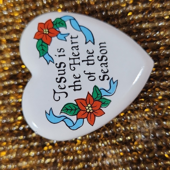 House Of Lloyd Ceramic Jesus is the Heart of the Season Pin Brooch - Picture 5 of 5